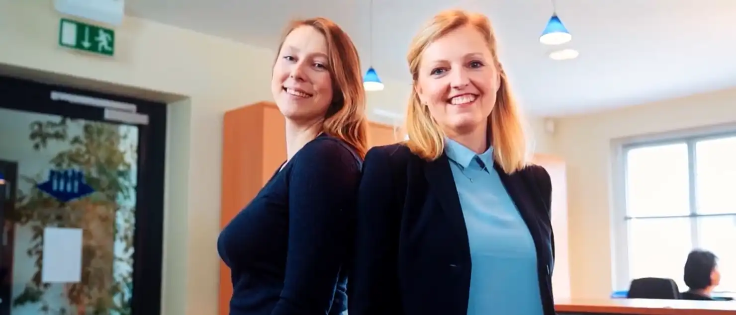 Zwei Frauen in einem Steuerbüro