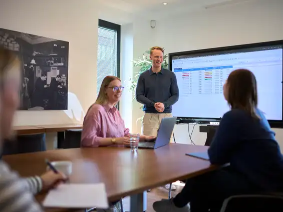 Eine Gruppe von Menschen in einem Besprechungsraum