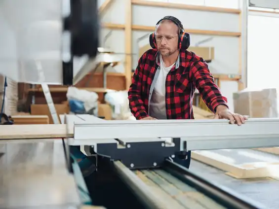 Tischler in einer Holzwerkstatt